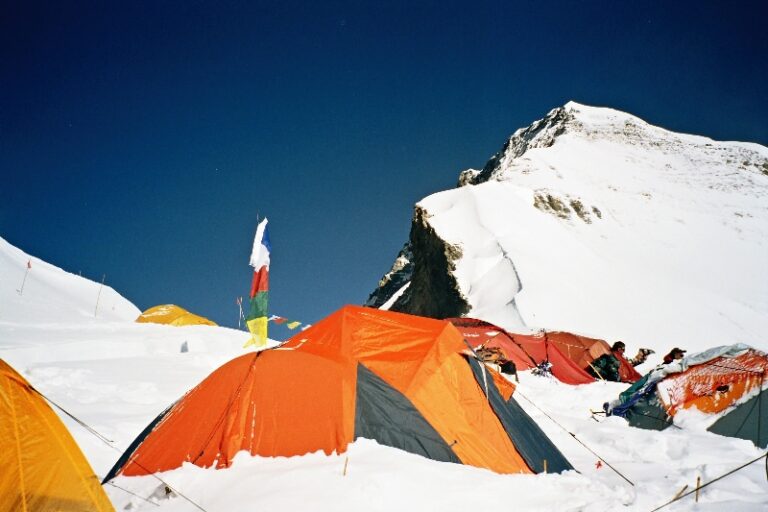 Români pe Everest (National Geographic Romania 2003)