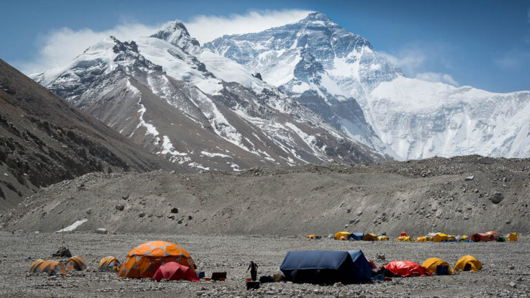 Pe tricolor e scris… Everest. În aprilie 2013 va avea loc a doua expediţie integral românească de cucerire a Everestului