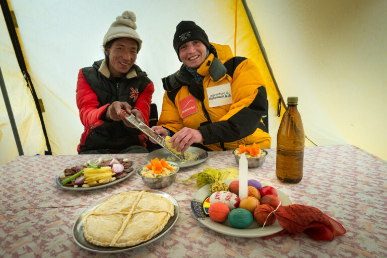 Masa traditionala de Pasti…pe Everest :)